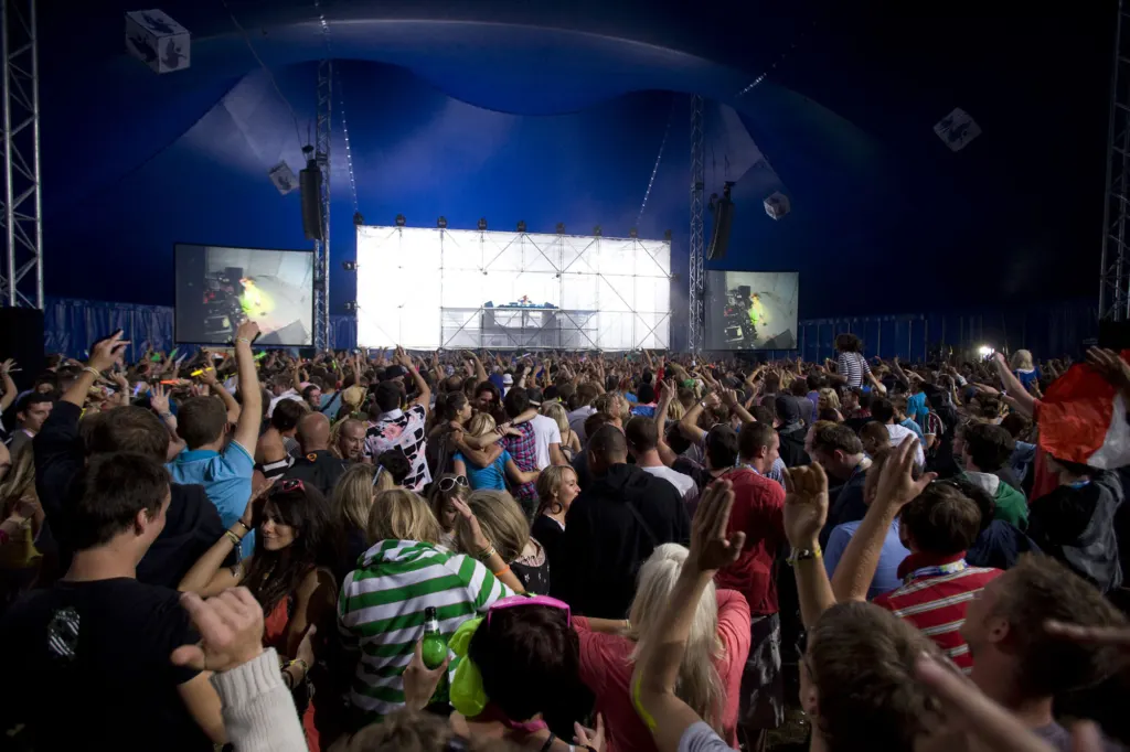 Festivalgoers and atmosphere at Global Gathering 2009